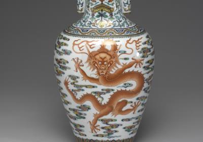 图片[2]-Vase with tubular handles and decoration of clouds and dragons in doucai polychrome enamels and overglaze red, Qing dynasty, Qianlong reign (1736-1795)-China Archive